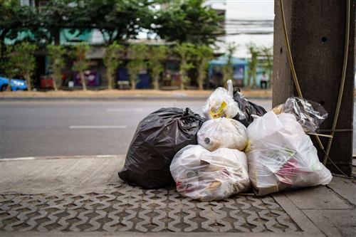 Avviso: Chi abbandona o deposita rifiuti compie un reato - Nuove disposizioni normative dal 10 ottobre 2023